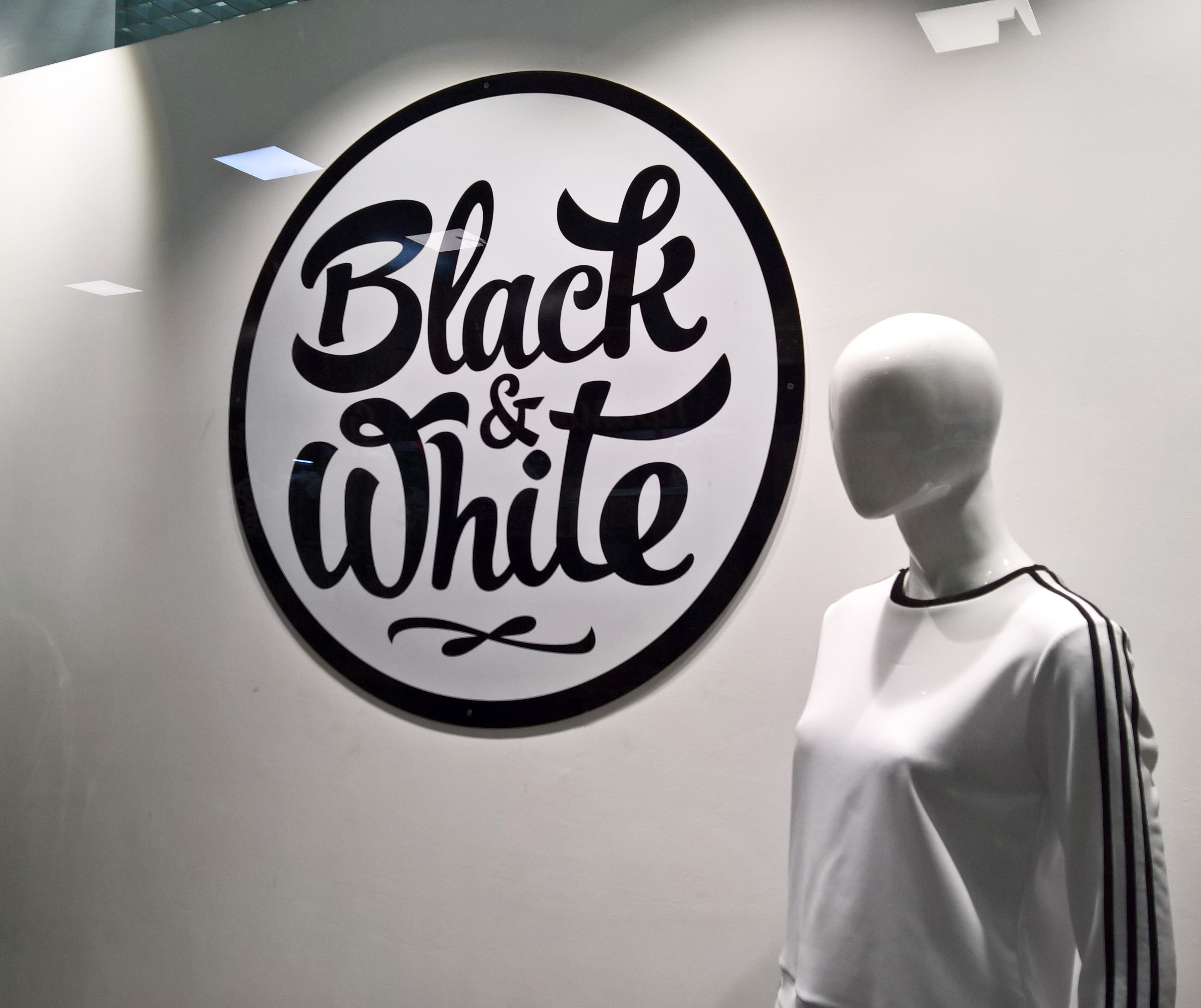 Black & White. Интерьерный логотип
