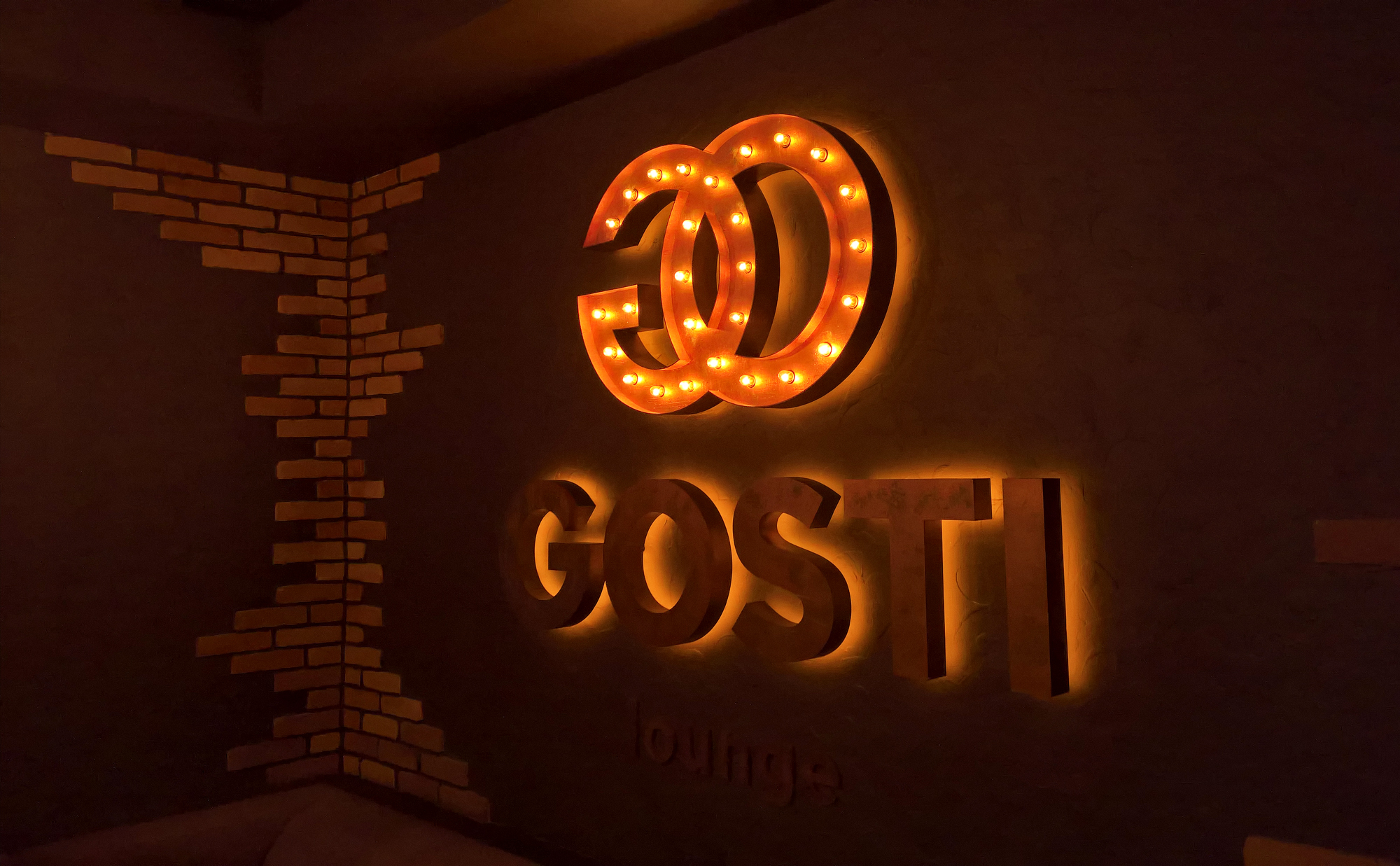 Интерьерный логотип Gosti lounge