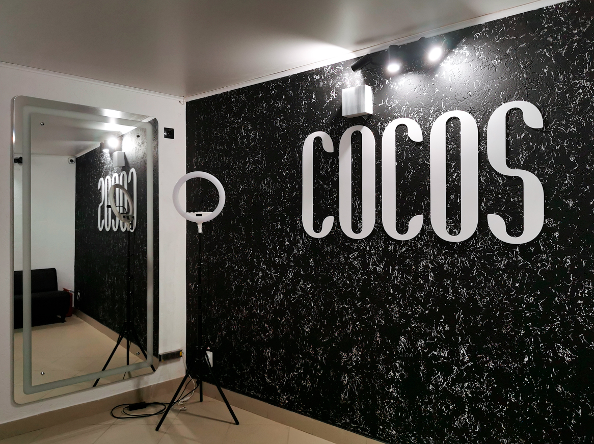 Студия красоты COCOS. Интерьерный логотип