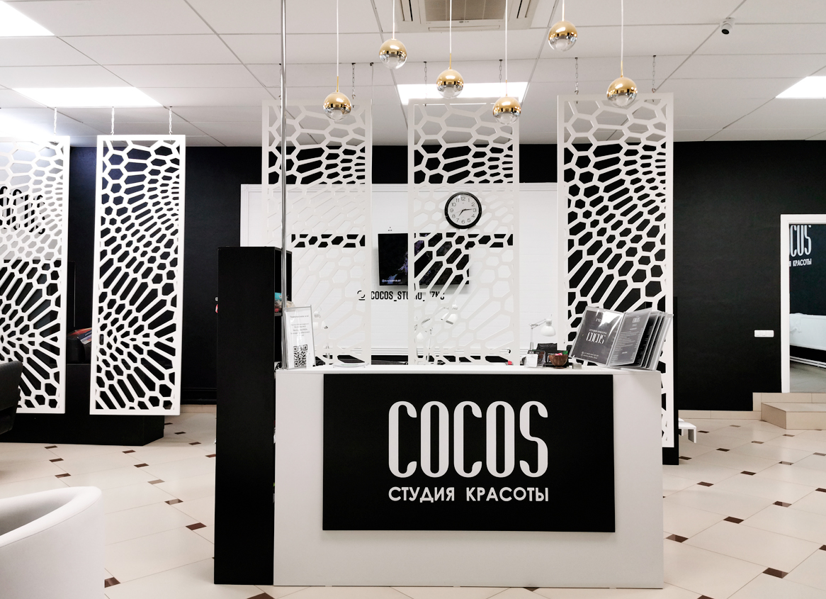Студия красоты COCOS. Интерьерный логотип, фрезерованные панели