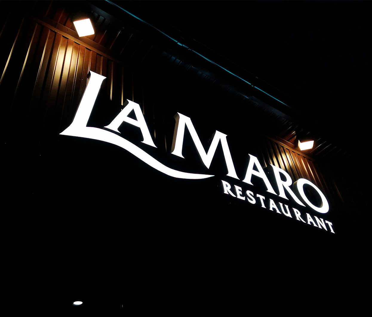 Вывеска La Maro restaurant